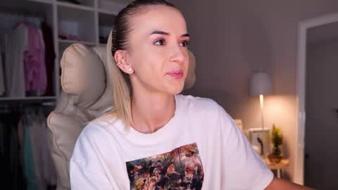 Snapshot of entya chatting on 14, 10, 2025 entya online show from 14, 10, 2025