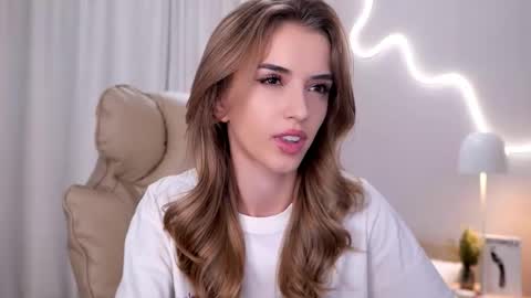 Snapshot of entya chatting on 19, 11, 2025 entya online show from 19, 11, 2025