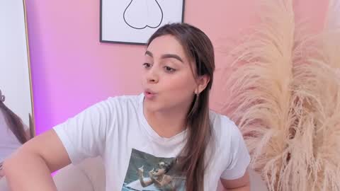 Erika Mendez online show from 3, 2, 2025