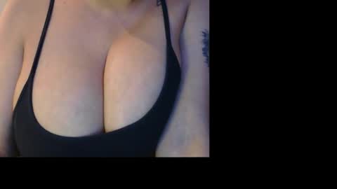 Snapshot of erin2025 chatting on 12, 1, 2026 erin2025 online show from 12, 1, 2026