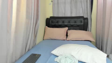 Erotic couple online show from 19, 2, 2025