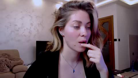 Snapshot of eroticgiftxxx chatting on 6, 3, 2025 LylaXXX online show from 6, 3, 2025