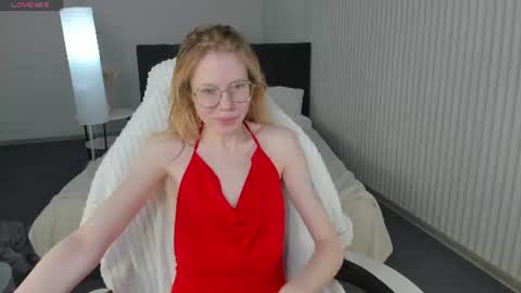Snapshot of esme_runn chatting on 4, 7, 2026 Esme Runn online show from 4, 7, 2026