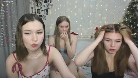 Veronica Tiia Lilith left to right online show from 30, 12, 2024