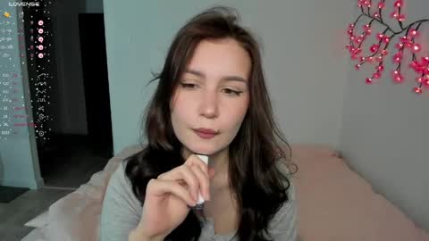 Veronica Tiia Lilith left to right online show from 21, 4, 2026