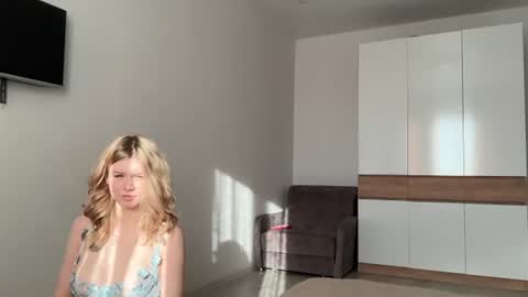 Veronica Tiia Lilith left to right online show from 22, 7, 2026