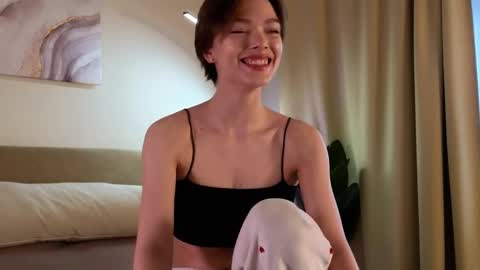 Snapshot of eva_natsumi chatting on 8, 3, 2025 Eva online show from 8, 3, 2025