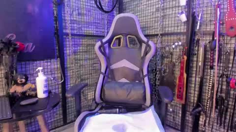 EVA INDEPENDENT MODEL online show from 21, 4, 2026