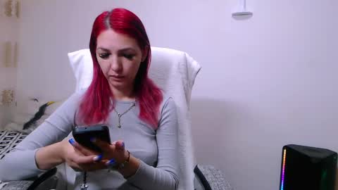 Snapshot of evadesireone chatting on 12, 5, 2026 EvadesireONE online show from 12, 5, 2026