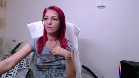 Snapshot of evadesireone chatting on 2, 6, 2026 EvadesireONE online show from 2, 6, 2026