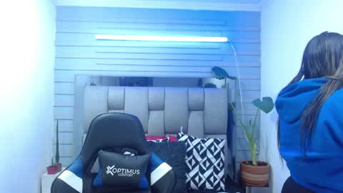 Snapshot of evelin_zaens chatting on 9, 6, 2026 evelin zaens online show from 9, 6, 2026