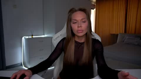 Snapshot of evelina_fox chatting on 18, 5, 2026 Evelina online show from 18, 5, 2026
