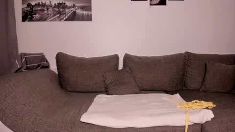 Evelyne online show from 9, 3, 2025