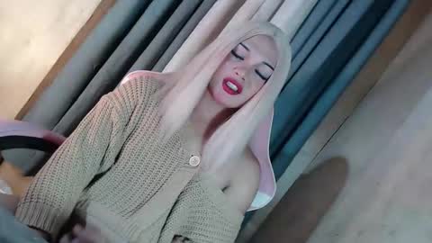 DANIELLA - DONT FORGET TO GIVE ME A THUMBSU UP online show from 5, 2, 2026