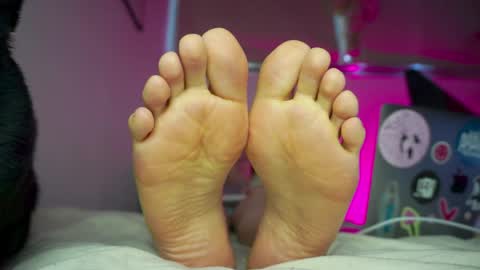 Snapshot of findomfeet_ chatting on 8, 5, 2026 Ashley online show from 8, 5, 2026