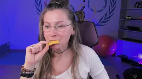 Frida Tander online show from 10, 2, 2025