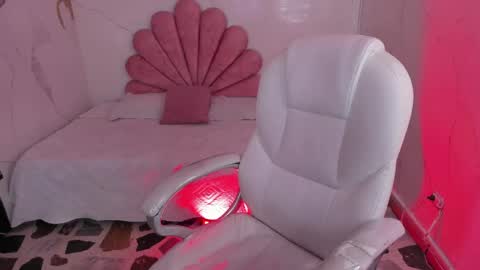 Gaby Owens  online show from 29, 4, 2026