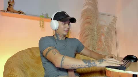 independent model online show from 16, 9, 2025