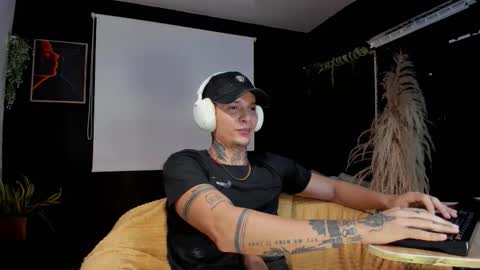 independent model online show from 6, 11, 2025