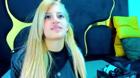 Snapshot of giaroussel chatting on 19, 12, 2025 GiaRoussel online show from 19, 12, 2025