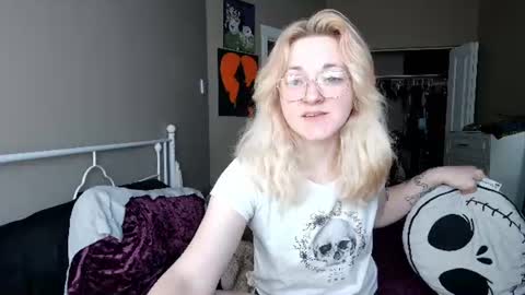 Giggles online show from 12, 6, 2026