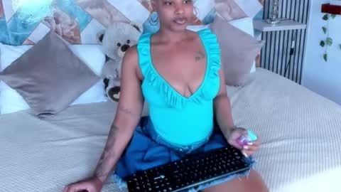 Snapshot of gigi_mane chatting on 18, 10, 2025 gigi_mane online show from 18, 10, 2025