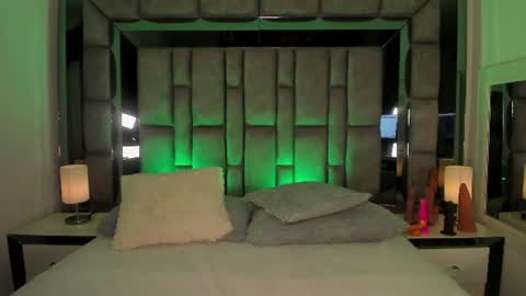 GIRL GRAY online show from 28, 7, 2026