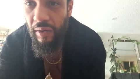 Snapshot of globalmovement chatting on 24, 1, 2025 globalmovement online show from 24, 1, 2025