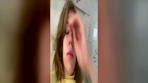 Snapshot of glossy_girl_1 chatting on 25, 6, 2026 Roxy online show from 25, 6, 2026