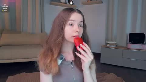 Snapshot of glowhub_ chatting on 8, 5, 2026 Ann Eliz and Gigi online show from 8, 5, 2026