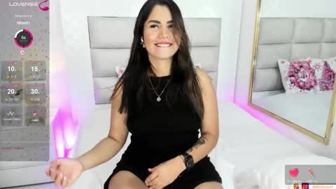 Snapshot of goddess_mia2 chatting on 14, 11, 2025 Mia online show from 14, 11, 2025