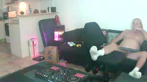 Snapshot of goldyguy011 chatting on 8, 6, 2026 goldyguy011 online show from 8, 6, 2026