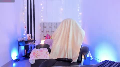 i am Jessi  I love animals and drawing I hope to get along with everyone. XOXO online show from 25, 4, 2026