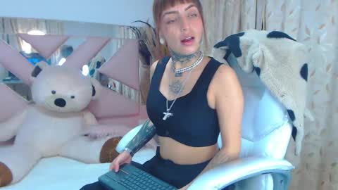Snapshot of gyal_8_ chatting on 4, 10, 2025 gyal_8_ online show from 4, 10, 2025