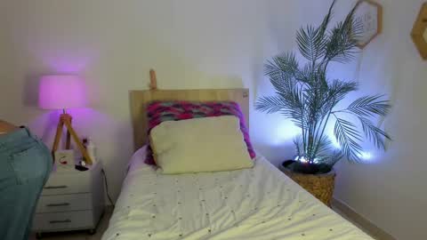 Hadid online show from 8, 4, 2026