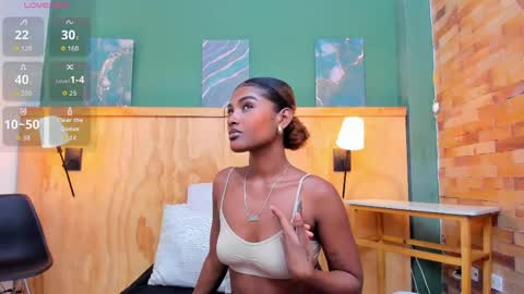 Halley Lorens online show from 27, 4, 2026