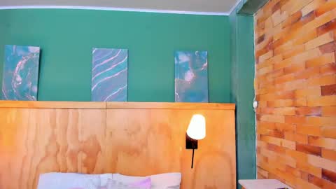 Halley Lorens online show from 28, 4, 2026