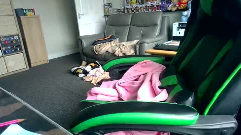 Snapshot of hamptoncriz chatting on 16, 4, 2026 Sissy Sarah-Louise online show from 16, 4, 2026