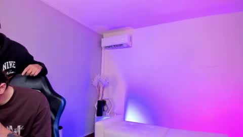 leonardfarrucknick and otis online show from 24, 4, 2026