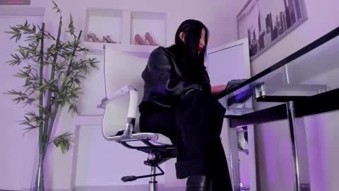 HANNAH HOWELL online show from 19, 1, 2026