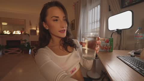 Hannah James online show from 19, 12, 2025