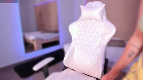 hannahmonttgomery  Help me reach 100 Hands up online show from 13, 11, 2025