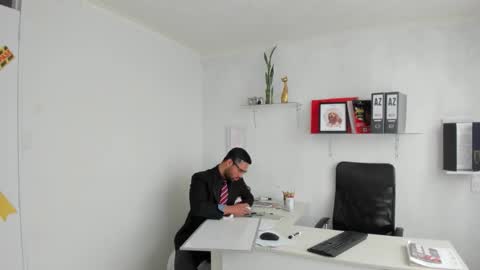 Happer Quinn  Mr Hale online show from 28, 11, 2025