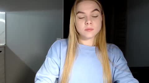 happy_fox_ online show from 6, 12, 2024