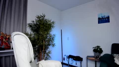 helen_miller online show from 8, 3, 2025