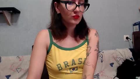 Snapshot of helenred chatting on 1, 11, 2025 HelenRed online show from 1, 11, 2025