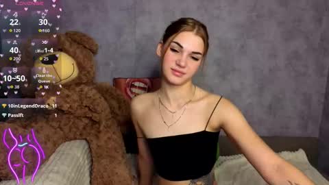 Snapshot of hellen__moore chatting on 21, 10, 2025 GTM3Mon Tue Wed Thu Fri San 0400 am-1030pm online show from 21, 10, 2025