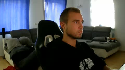 Snapshot of herbstenden chatting on 10, 10, 2025 John Pearl online show from 10, 10, 2025