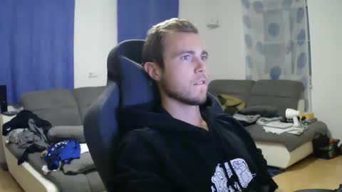 Snapshot of herbstenden chatting on 15, 11, 2025 John Pearl online show from 15, 11, 2025