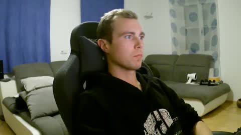 Snapshot of herbstenden chatting on 22, 12, 2025 John Pearl online show from 22, 12, 2025